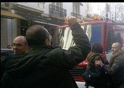 Los bomberos impiden este lunes el desahucio de una anciana en La Coruña. / Archivo