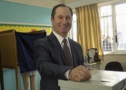 Nikos Anastasiadis deposita su voto. / Reuters