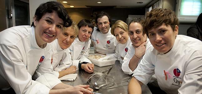 Las seis chef solidarias, en La Posada del Chaflán. / Oscar Chamorro | Vídeo: Virginia Carrasco