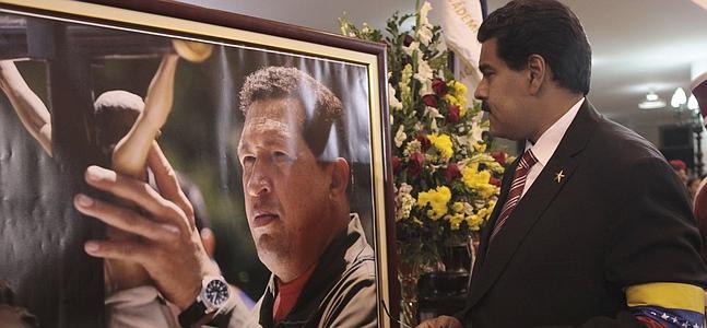 Nicolás Maduro observa un retrato de Hugo Chávez. / Reuters