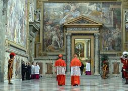 Varios cardenales llegando a la basílica de San Pedro. / Efe