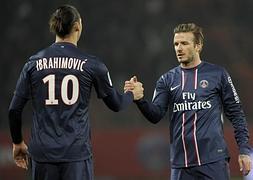 Beckham celebra con Ibrahimovic una victoria en la liga francesa. / Afp