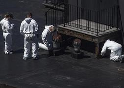 Varios investigadores buscan pruebas en la azotea de un edificio. / Foto: Adrees Latif (Reuters) | Vídeo: Atlas