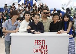 Los actores Lanshan Luo, Tao Zhao, Jiang Wu, Baoqiang Wang y Meng Li posan junto al director Jia Zhangke. / Efe