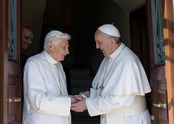 El papa emérito Benedicto XVI , durante un encuentro con el Papa Francisco. / Efe