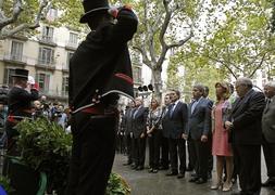 Artur Mas y el Gobierno en pleno, durante la tradicional ofrenda floral. / Efe