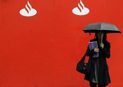 Una mujer, ante una oficina del Banco Santander en Londres. / Reuters