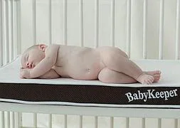 Un bebé duerme plácidamente sobre un colchón Babykeeper. / RC