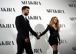 La cantante colombiana, Shakira, acompañada por su pareja, el futbolista del Barcelona, Gerard Piqué. / Efe