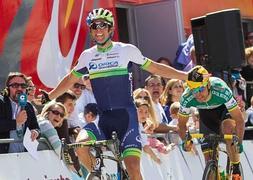 Matthews cruza el primero en la Vuelta a La Rioja. / Raquel Manzanares (Efe)