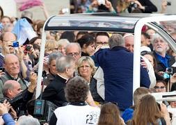 Momento de la subida al papamóvil de un conocido de Francisco. / Claudio Peri (Efe)