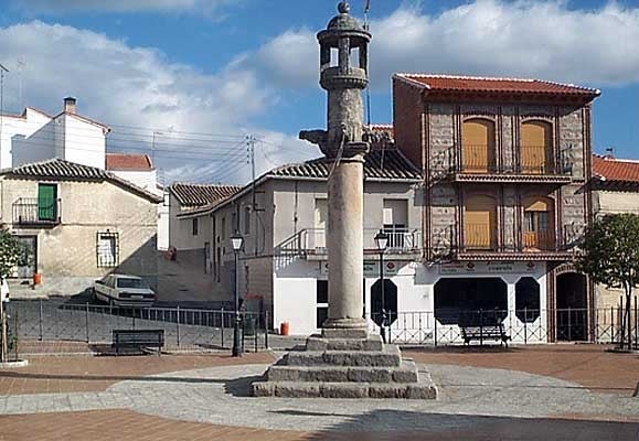 Plaza con el monumento del Rollo de Justicia, en Nombela