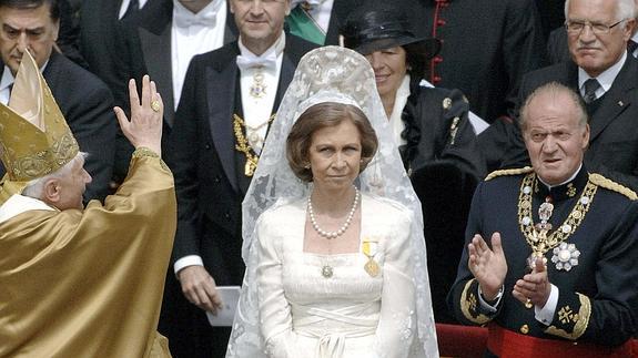 Los Reyes, en el Vaticano, en el inicio del pontificado de Benedicto XVI.