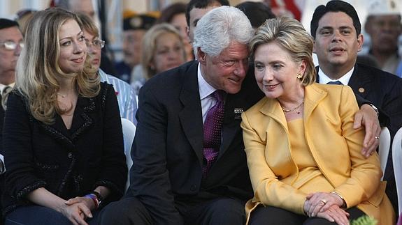 Chelsea Clinton, con sus padres, Bill y Hillary.