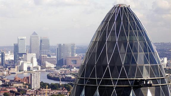 Vista del 'skyline' de Londres, con el 'gherkin' (pepinillo) en primer plano.