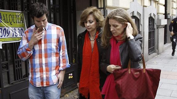 Guillermo Bárcenas, su madre Rosalía Iglesias, y su abogada. 