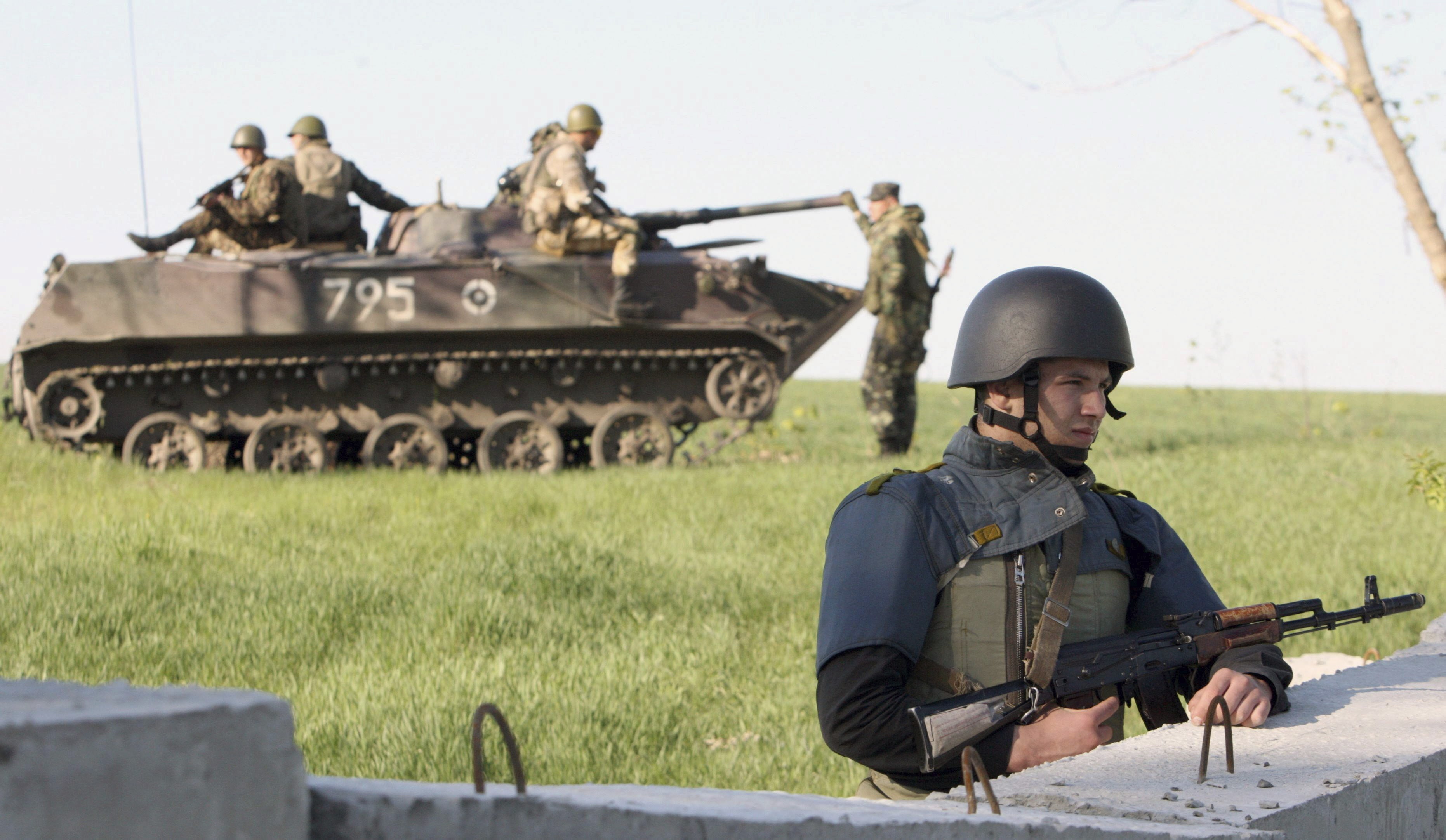 Soldados ucranianos vigilan cerca de Slaviansk. 