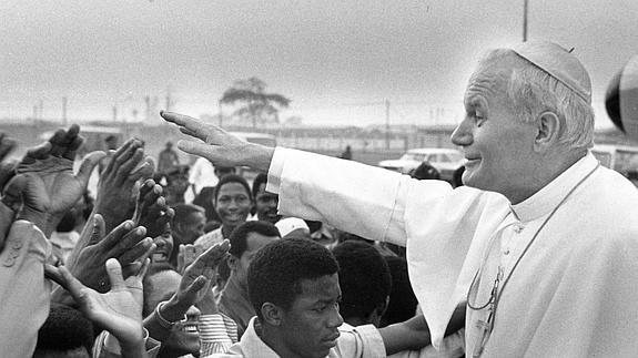 Foto de archivo de Juan Pablo II en Nigeria en febrero de 1982.