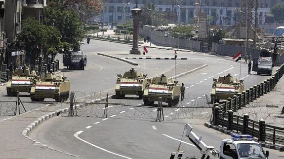 Soldados de las Fuerzas Armadas egipcias custodian la Plaza Tahrir a bordo de carros de combate