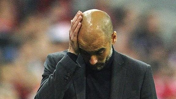 Guardiola se lamenta durante el partido. 