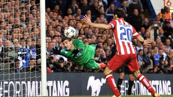 Courtois se estira ante Juanfran. 