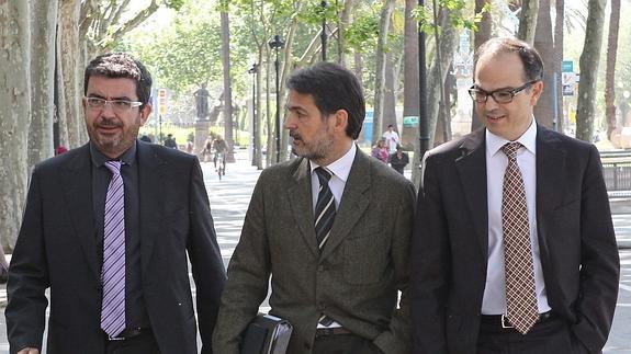 Oriol Pujol, con Francesc Sánchez (izda.) y Jordi Turull (dcha.).