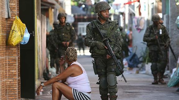 El ejército nacional toman las favelas en Rio de Janeiro.