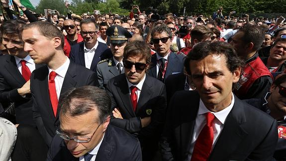 Alonso (c), en el homenaje a Senna. 