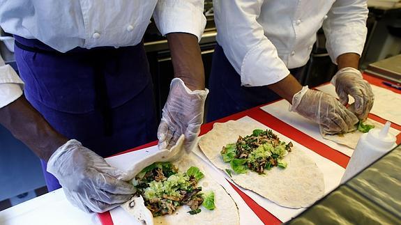 Empleados en un establecimiento de kebab.