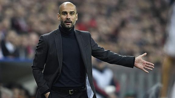 Guardiola gesticula durante un partido de Champions. 