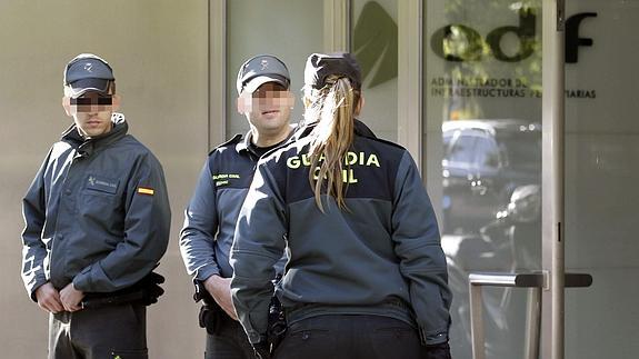 Varios agentes de la Guardia Civil custodian la sede de Adif.