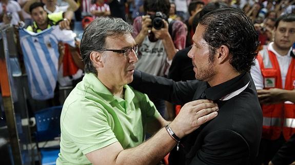 Tata Martino y Simeone, saludándose.