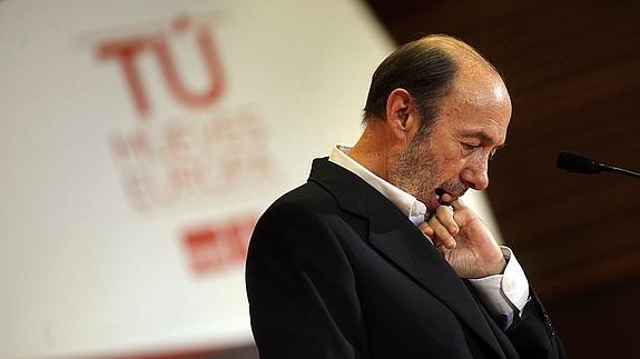 Rubalcaba, durante el mitin que ha ofrecido en San Sebastián. 