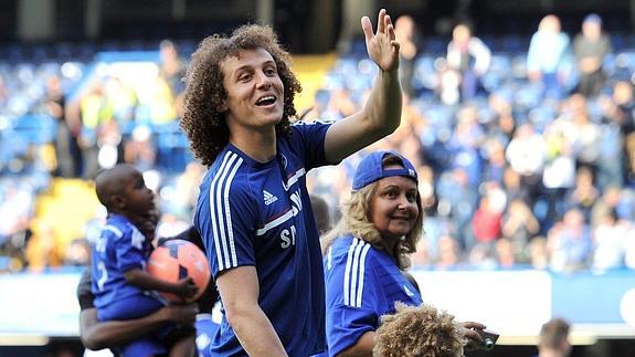 David Luiz saluda durante un partido con el Chelsea. 