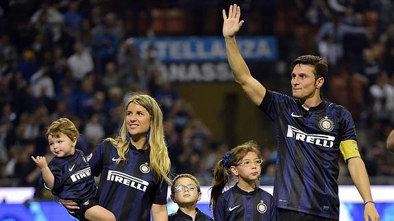 Zanetti se despide de San Siro con su familia.  