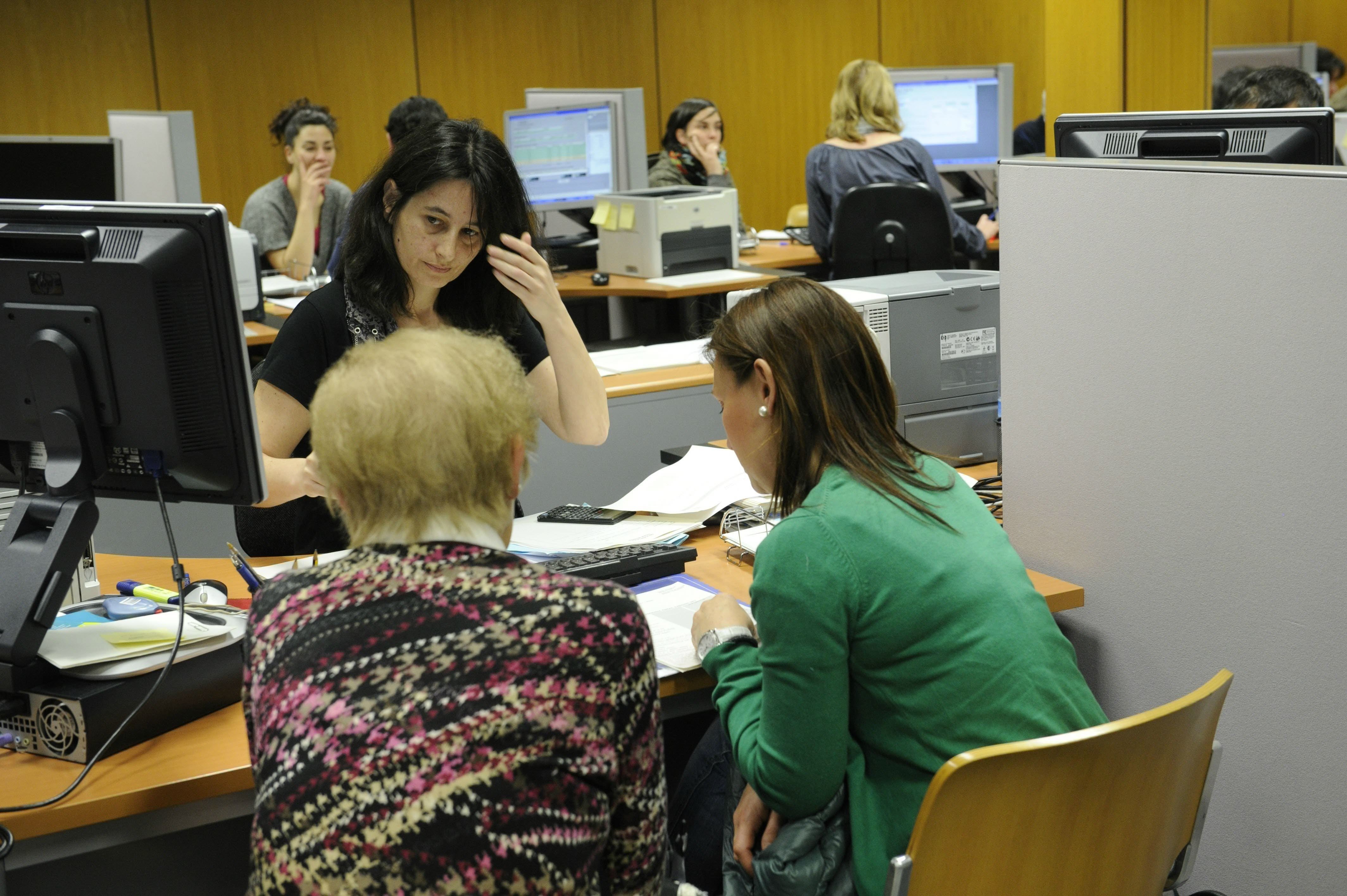 Contribuyentes presentando la declaracion. 