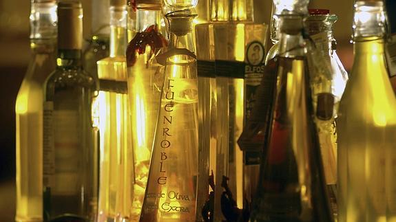 Varias botellas de aceite. 