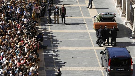 Imagen del multitudinario funeral por Isabel Carrasco.