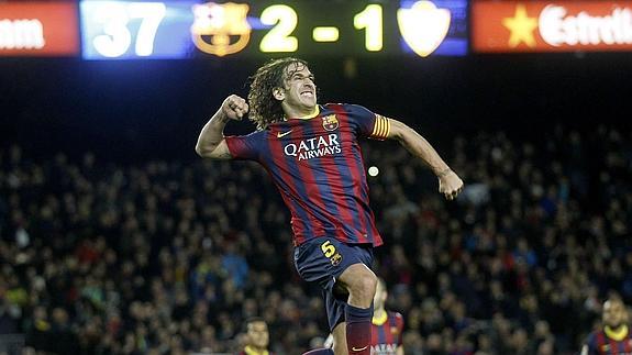 Puyol celebra un gol con el Barça. 