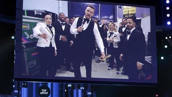 Justin Timberlake recibe uno de los premios. 