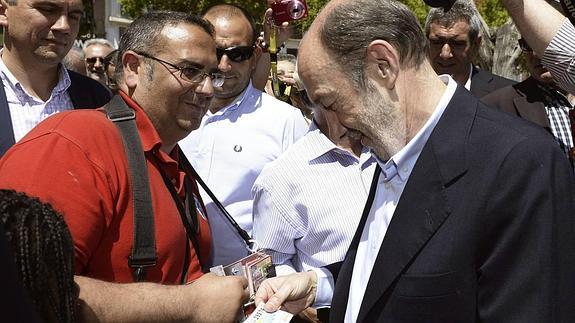 Rubalcaba compra un cupón tras su acto en Medina del Campo.