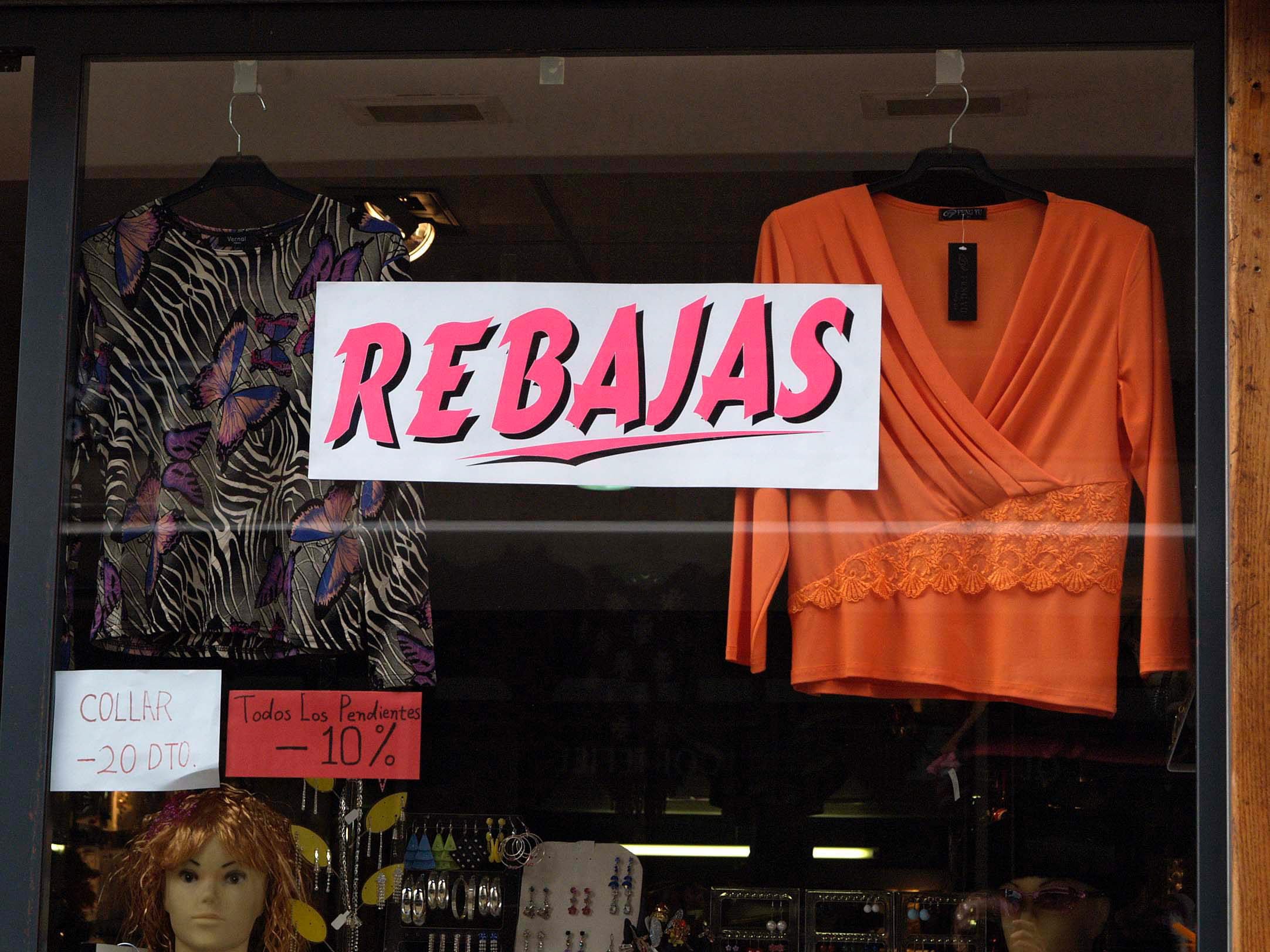 Una tienda anuncia en el escaparate las rebajas.