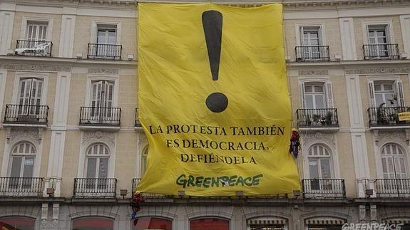 Pancarta desplegada en la Puerta del Sol por Greenpeace. 