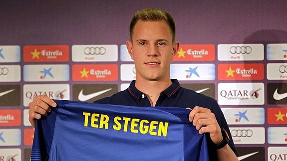 Ter Stegen posa con su nueva camiseta.