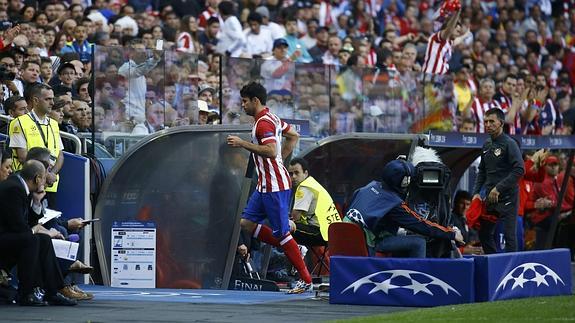 Costa se retir del campo. 