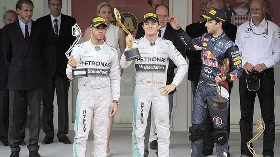 Hamilton y Rosberg, con el mono de Mercedes, junto con Ricciardo, de Red Bull.