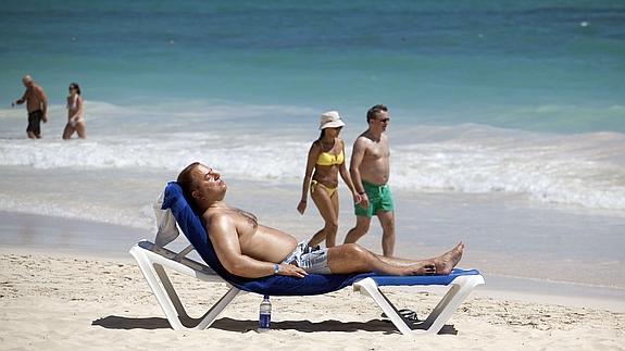 Turistas disfrutando de la playa. 