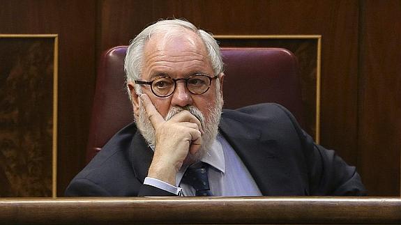 El cabeza de lista del PP a las elecciones europeas, Miguel Arias Cañete, durante la sesión de control al Gobierno. 