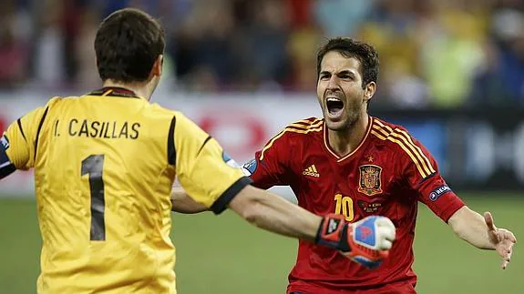 Fábregas corre hacia Casillas para celebrar un gol en