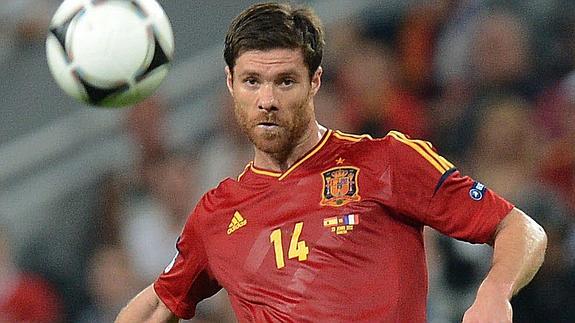 Xabi Alonso centra al área.